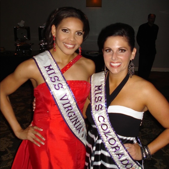 Red Gown - Picture 3 of 4